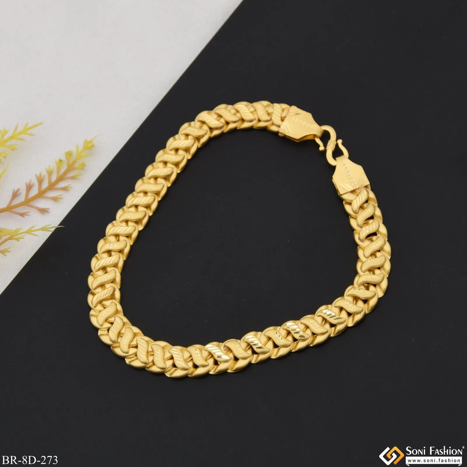Latest Design High-Quality Gold Plated Pokal Bracelet for Men - Style D273